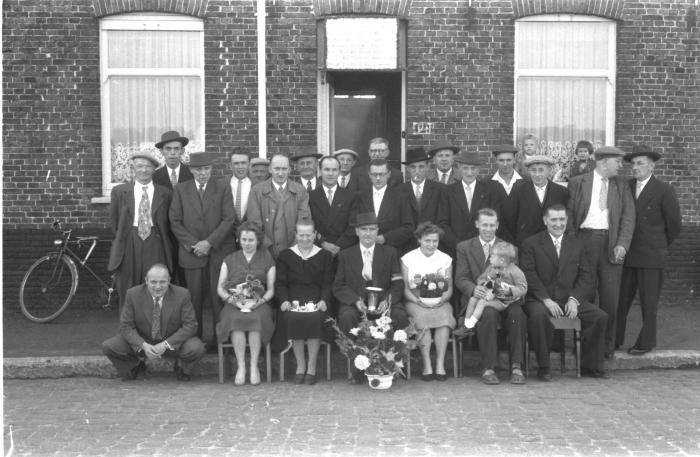 Huldiging kampioen manillen café "De Toekomst", Izegem, 1958 