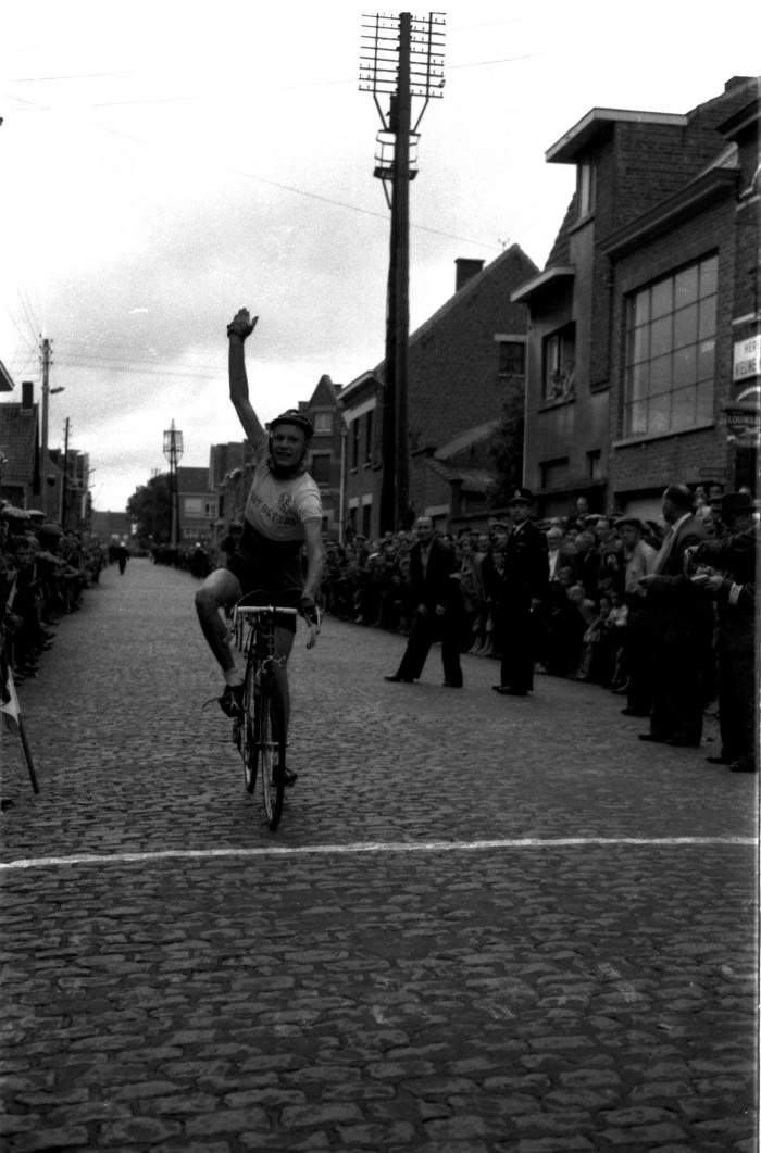 Aankomst wielerwedstrijd en huldiging, Izegem, 1958