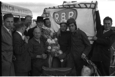 Huldiging kampioen motorcross, Izegem, 1958