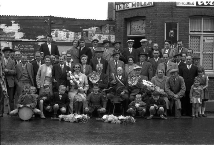 Kampioenviering vinkenvereniging café "De Molen", Izegem, 1958