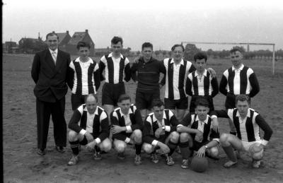 Voetbalwedstrijd op "'t Hoge", Kachtem, 1958