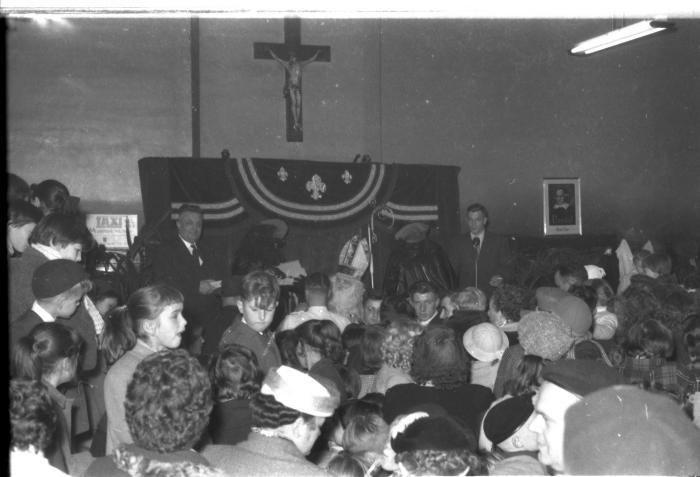 Groep ACW en KAJ. viert sinterklaas, Izegem, 1958