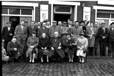 Kampioenviering café "Oud Gemeentehuis", Izegem, 1958