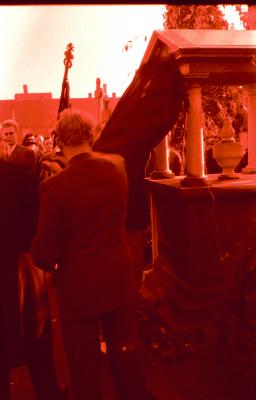 Onthulling praalgraf "Onbekende politieke gevangene" op kerkhof, Izegem, 1958