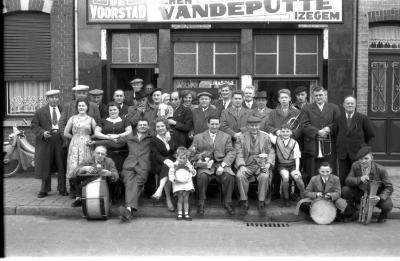 Kampioenviering café "De Voorstad", Izegem, 1958