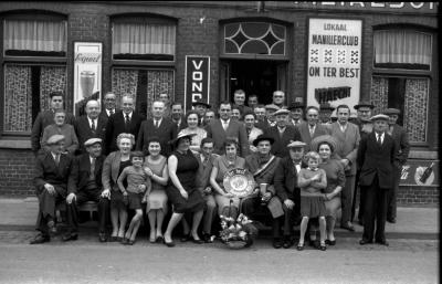 Kampioenviering manillen café "De Reisduif", Emelgem, 1958