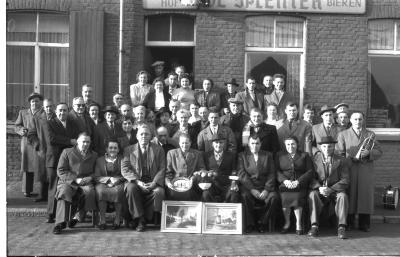 Huldiging kampioen café "Becelaershof", Izegem, 1958