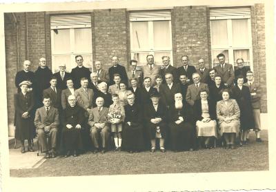 Groepsfoto familie Pater Lemahieu en mede paters, Gits