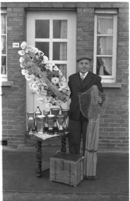 Huldiging kampioen vissersclub, Izegem, 1958