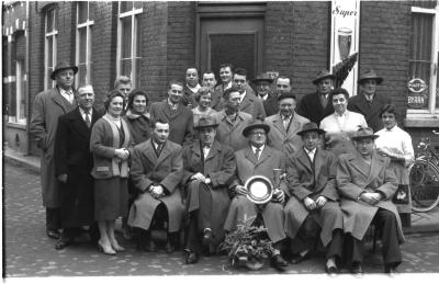 Huldiging kampioen café "Kunst en Vermaak", Izegem, 1958