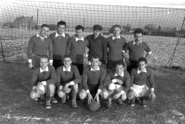 Voorstelling voetbalploegen Kachtem- La Louvière, Izegem, 1958