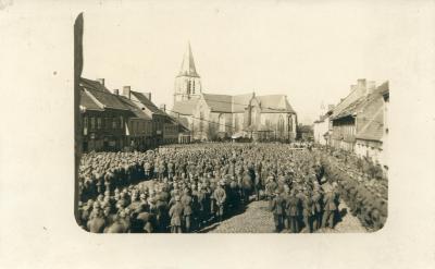 Duitse troepen luisteren naar toespraak op marktplein, Moorslede