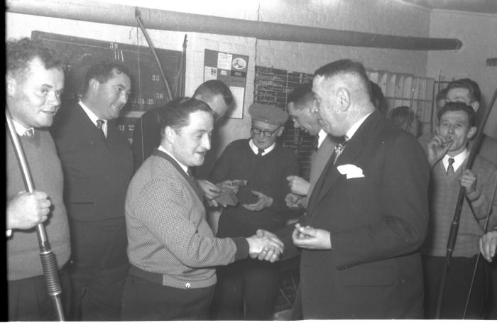 Huldiging  kampioen handboogschuttervereniging “ Willem Tell”, Izegem, 1958