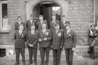 Gedecoreerden poseren op stoep van gemeentehuis, Staden 1976