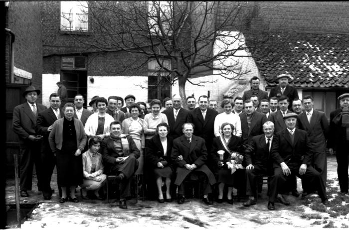 Kampioenhuldiging café "De Vrede", Izegem, 1958