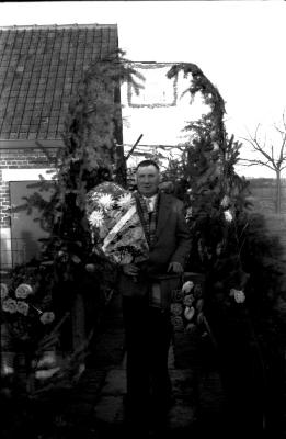 Fotoreportage "Oncle Miel" vinkenkampioen café "De Sportkring", Zarren, 1958