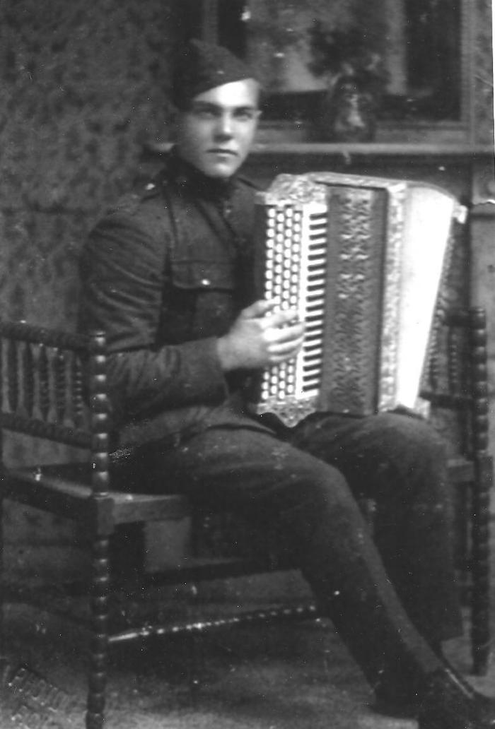 Soldaat Georges Vandepitte met zijn accordeon, Gits