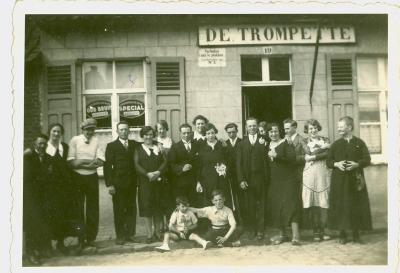 Huwelijk Martha Hollevoet en Michel Devloo in café "De Trompette", Beveren