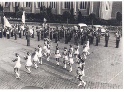 Muziek en Majorettes treden samen op, Gits