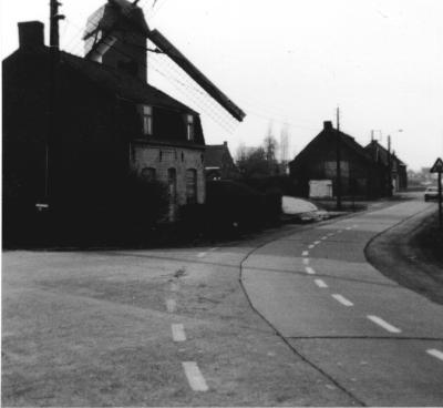 Zicht op molen met verdwenen huizen, 1983