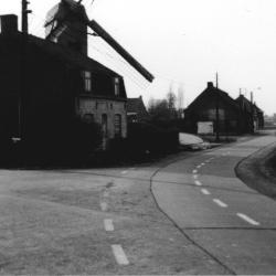 Zicht op molen met verdwenen huizen, 1983