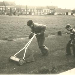 Leon Lievens rijdt gras af, Gits