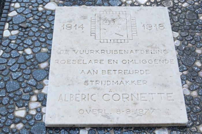 Gedenksteen vuurkruiser Alberic Cornette, Hooglede