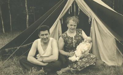 Willy Beernaert met Lucrèse en zoontje Luc op kamp, Merkevelde 1958
