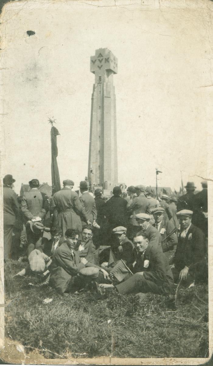 Mannen bij IJzertoren