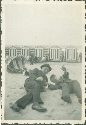 Twee mannen op strand