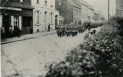 Optocht Duitse soldaten, Statiestraat, Lichtervelde
