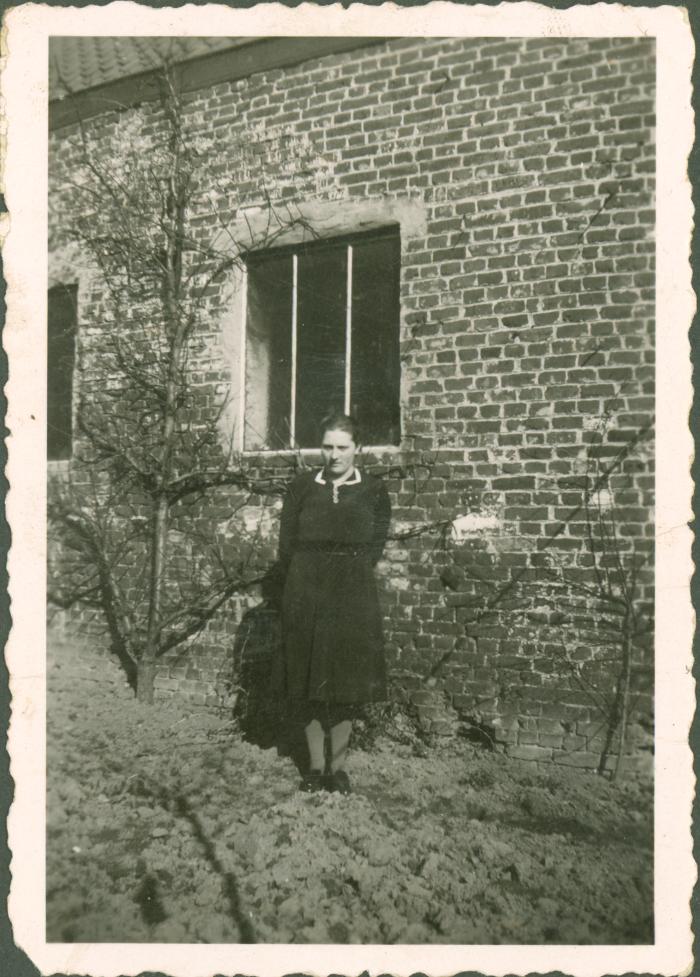 Vrouw in tuin