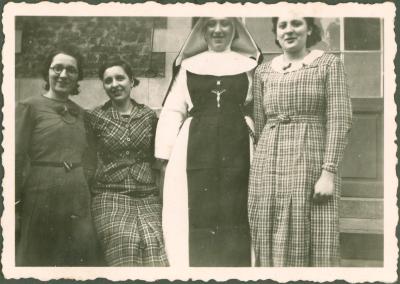 Kloosterzuster met 3 vrouwen