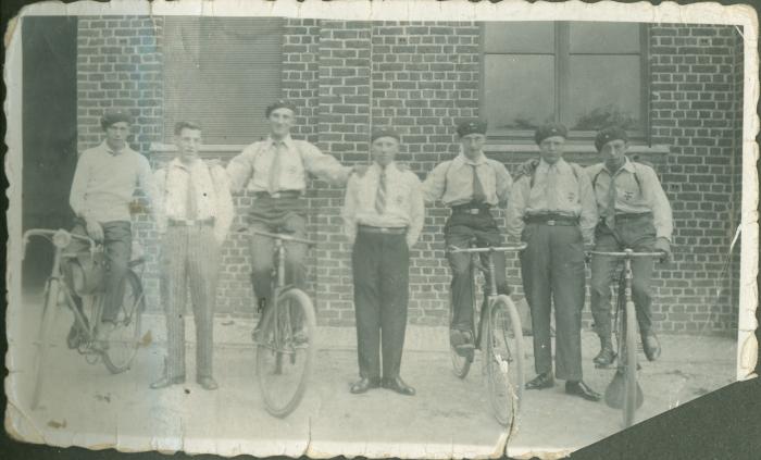 Leden K.A.J. met fiets
