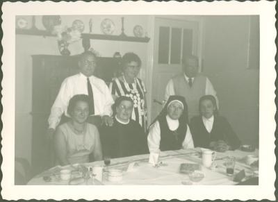 Kloosterzusters aan koffietafel