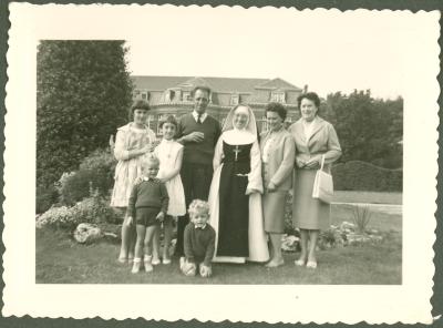 Kloosterzuster met familie