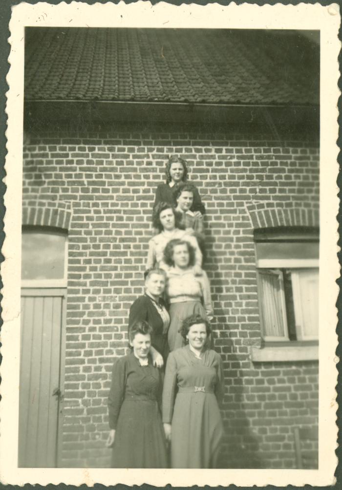 Groepje vrouwen poseert op ladder