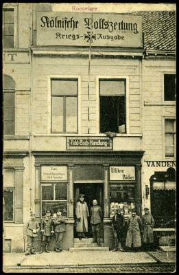 Militairen poseren op de stoep van een Duitse boekhandel, 1914-1918, Roeselare