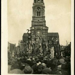 Manifestatie bij Sint-Amandskerk en standbeeld van A.  Rodenbach, Roeselare