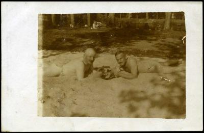 Kaartspelende Duitsers in zand, Roeselare