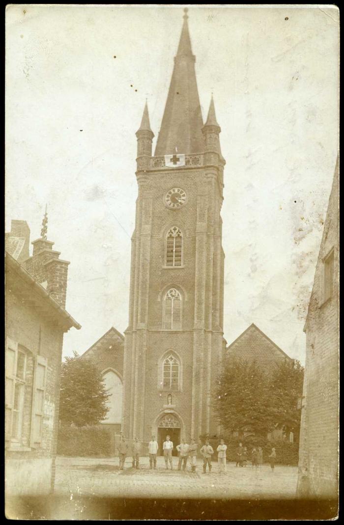Militairen poseren bij Parochiekerk Sint-Jacob de Meerdere in Gits, 1914-1918