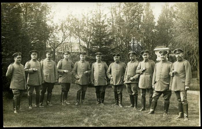Generaal von Hügel poseert met soldaten, Roeselare