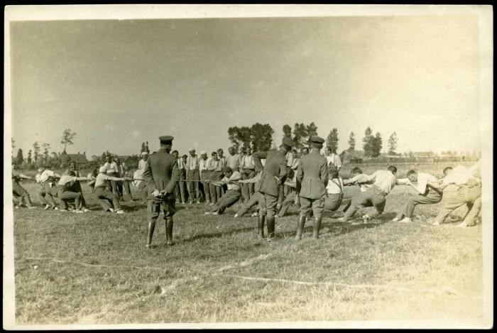 Duitse soldaten bij partijtje touwtrekken, 1914-1918, Roeselare