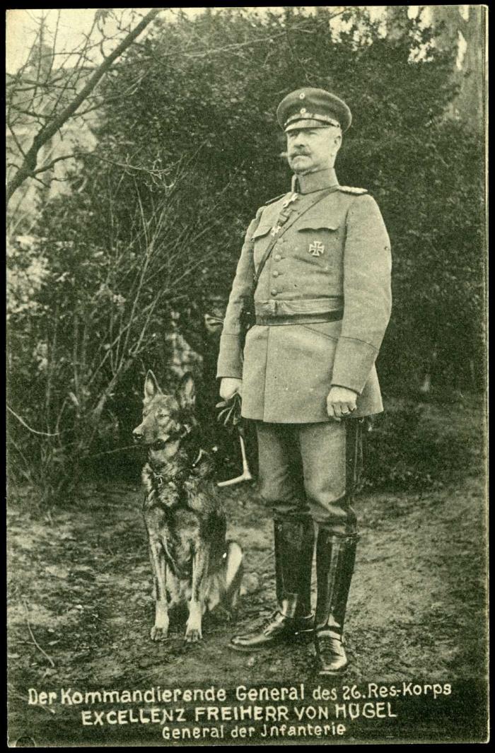Generaal von Hügel, generaal van het 26ste Reservekorps poseert met hond