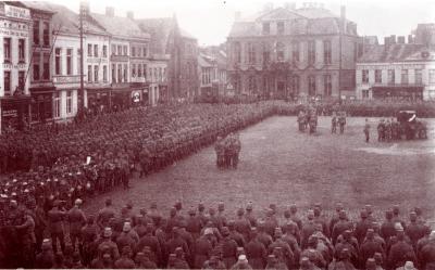 Militair verjaardagsfeest voor keizer, Grote Markt Roeselare