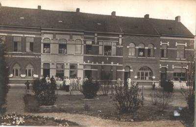 Huizenrij, opgetrokken in Jugendstil, Vredestraat Izegem