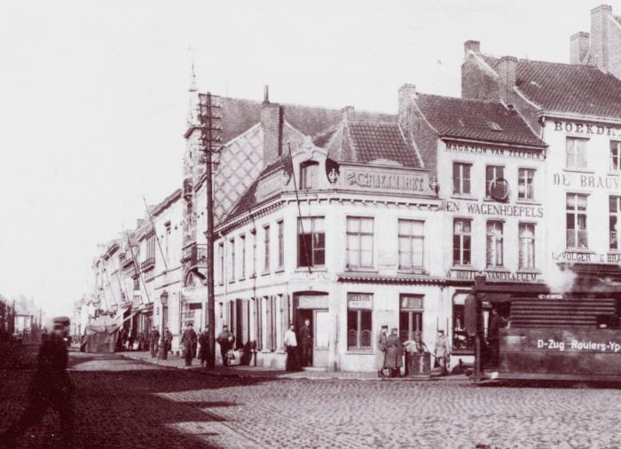 Stoomtram Roeselare-Ieper op kruispunt Ooststraat-Noordstraat, Roeselare