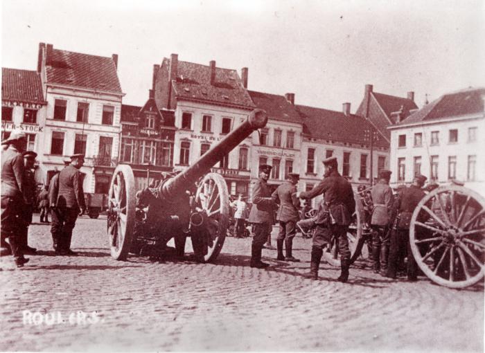 Buitgemaakte kanonnen op Grote Markt, Roeselare