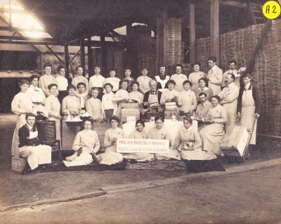 Groepsfoto van werknemers in winkel van het plaatselijk Hulp- en Voedingscomité