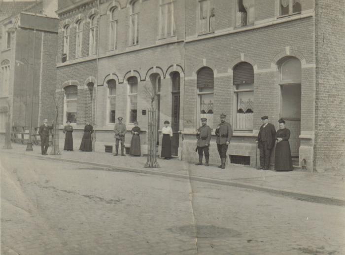 Militairen en burgers poseren in Vandenbogaerdelaan (oostkant), Izegem